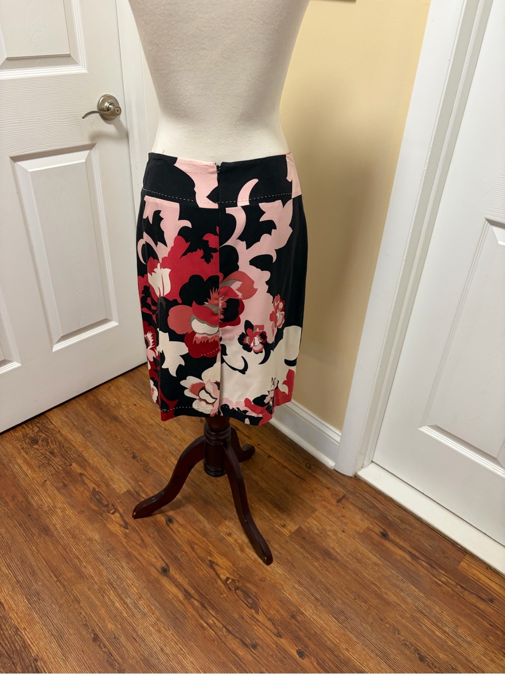 Elie Tahari Black & Red Floral Pencil Skirt